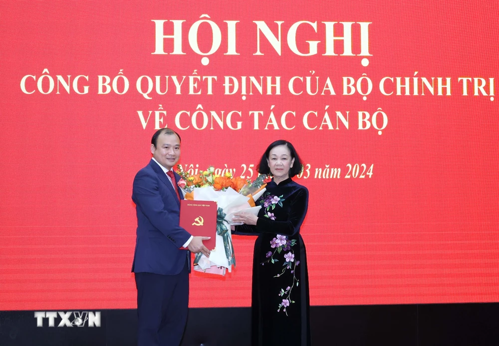 Đồng chí Trương Thị Mai, Ủy viên Bộ Chính trị, Thường trực Ban Bí thư, Trưởng Ban Tổ chức Trung ương trao Quyết định của Bộ Chính trị cho đồng chí Lê Hải Bình. (Ảnh: Phương Hoa/TTXVN)