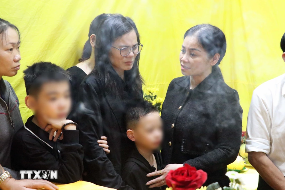 Đoàn thể, cơ quan, chính quyền địa phương thăm hỏi, chia buồn cùng gia đình thủy thủ Đặng Duy Kiên. (Ảnh: Hoàng Ngọc/TTXVN)
