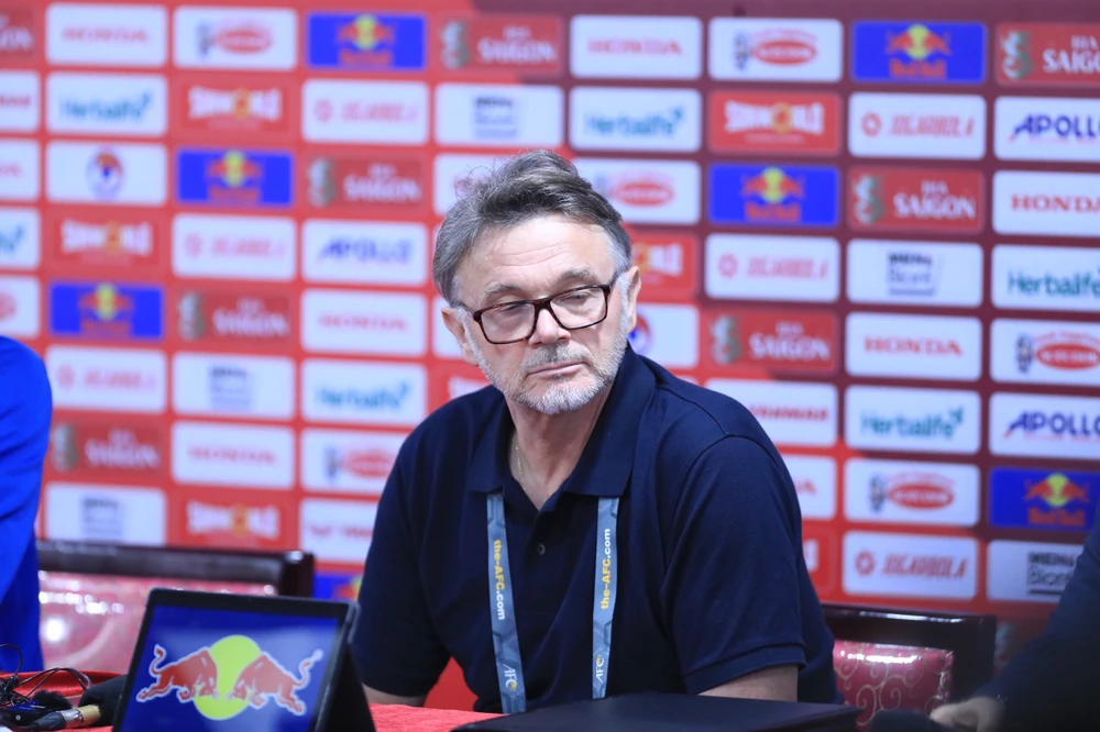 Gương mặt của ông Philippe Troussier trong cuộc họp báo sau trận thua Indonesia tối 26/3 trên Sân Vận động Quốc gia Mỹ Đình. (Ảnh: Hoàng Linh/TTXVN)