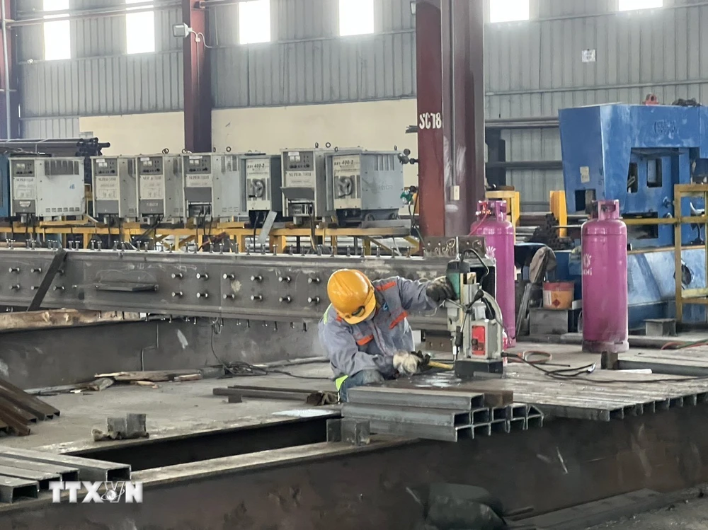 Công nhân trong giờ làm việc tại Công ty Cổ phần kết cấu thép Minh Trị, thị xã Phú Mỹ. (Ảnh: Hoàng Nhị/TTXVN)