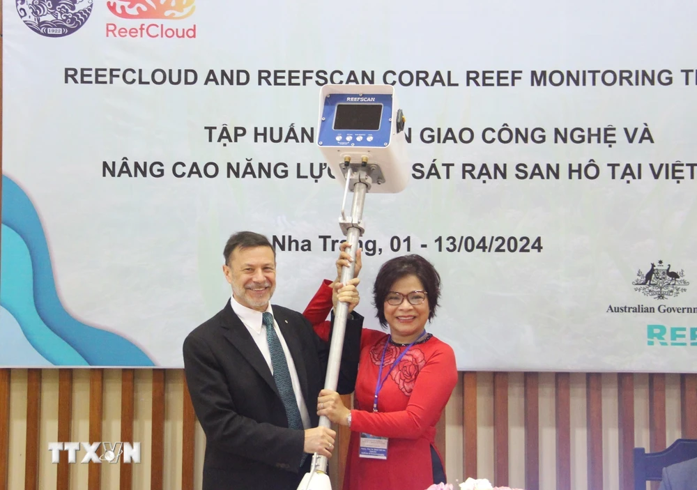 Đại sứ Australia tại Việt Nam Andrew Goledzinowski tặng các thiết bị Reef Scan cho đại diện Viện Hải dương học. (Ảnh: Phan Sáu/TTXVN)