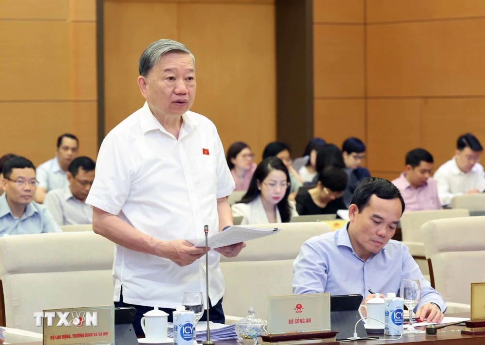 Bộ trưởng Bộ Công an Tô Lâm trình bày Tờ trình về dự án Luật Phòng, chống mua bán người (sửa đổi). (Ảnh: Nhan Sáng/TTXVN)