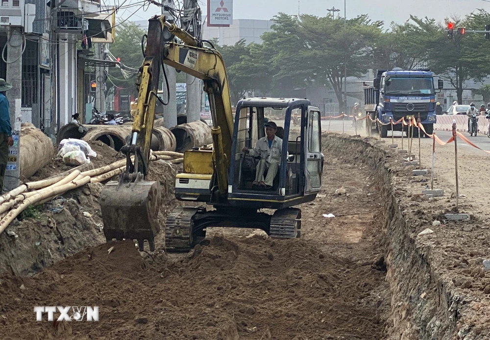 Trong ảnh: Thi công Dự án đường đôi vào thành phố Phan Rang-Tháp Chàm, sử dụng vốn đầu tư công trung hạn 2021-2025. (Ảnh: Công Thử/TTXVN)