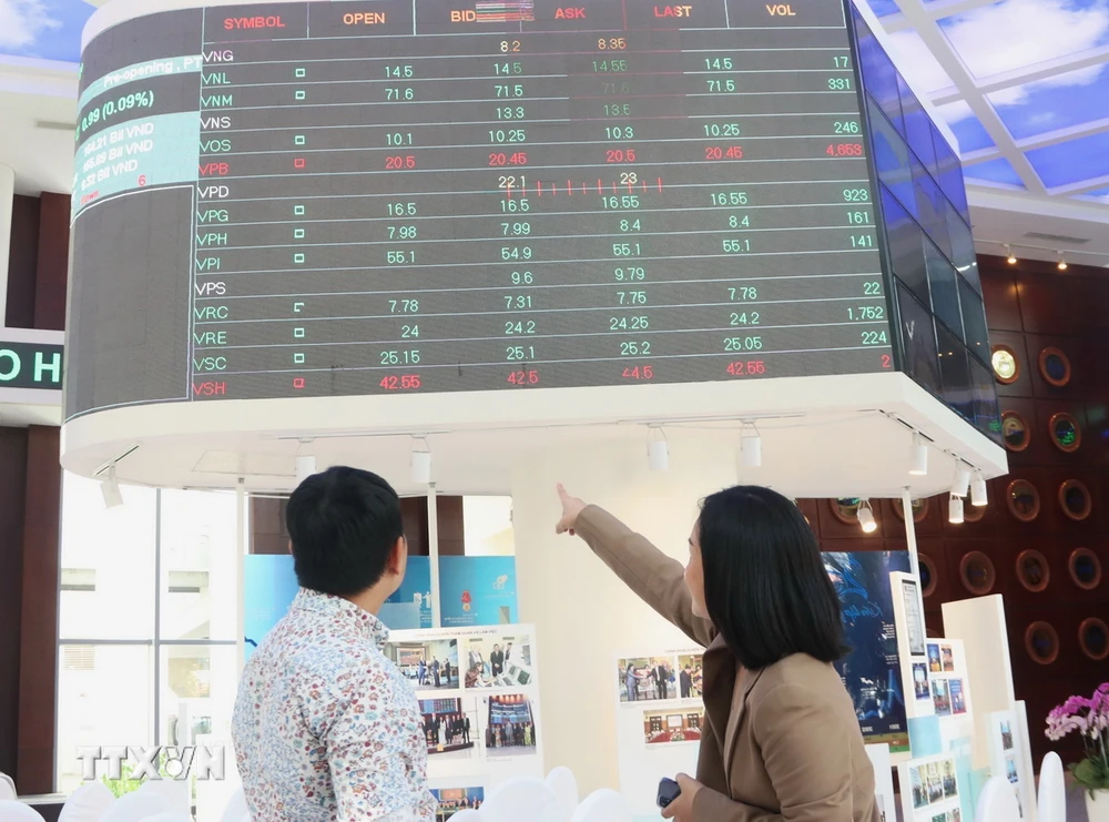 Nhà đầu tư theo dõi diễn biến thị trường chứng khoán tại Sở Giao dịch Chứng khoán Thành phố Hồ Chí Minh. (Ảnh: Hứa Chung/TTXVN