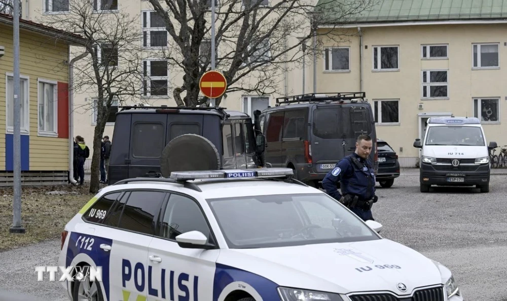 Cảnh sát được triển khai tại hiện trường vụ nổ súng ở trường học Viertola ở Vantaa, ngoại ô thủ đô Helsinki, Phần Lan ngày 2/4. (Ảnh: Getty Images/TTXVN)