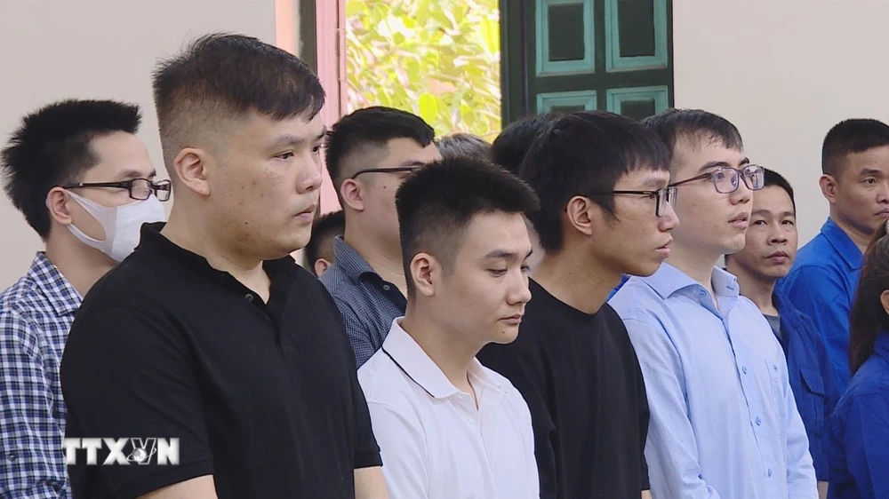 Bị cáo Nguyễn Minh Thành (ngoài cùng bên trái) cùng các đồng phạm tại phiên tòa. (Ảnh: Thành Phương/TTXVN)