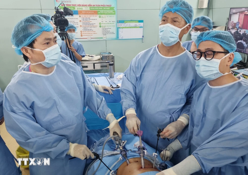 Các bác sỹ nước ngoài và bác sỹ Bệnh viện Bình Dân phối hợp phẫu thuật bằng phương pháp tạo hình van chống trào ngược dạ dày thực quản theo kỹ thuật Omega 300 AP. (Ảnh: TTXVN phát)