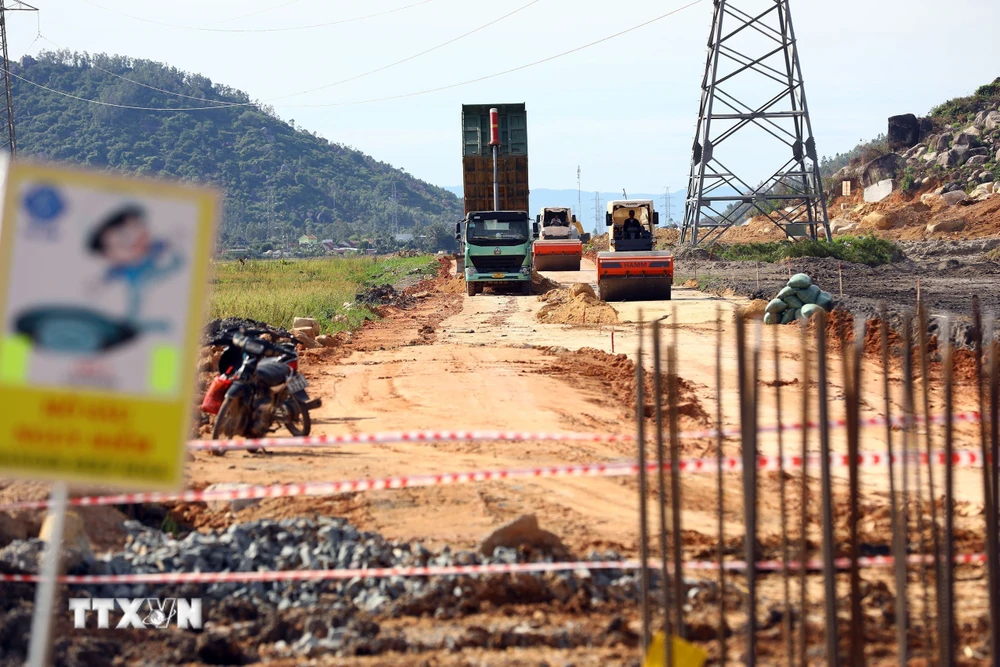 Thi công trên tuyến cao tốc Chí Thạnh-Vân Phong thuộc địa bàn thị xã Đông Hòa, tỉnh Phú Yên. (Ảnh: Huy Hùng/TTXVN)