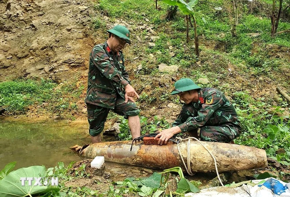 Lực lượng Công binh, Bộ Chỉ huy quân sự tỉnh Nghệ An tiến hành hủy nổ quả bom. (Ảnh: TTXVN phát)