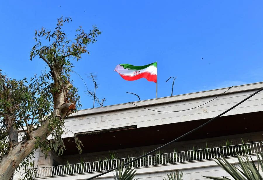 Lá cờ của Iran được treo tại lãnh sứ quán mới của Iran. (Nguồn: Xinhua) 