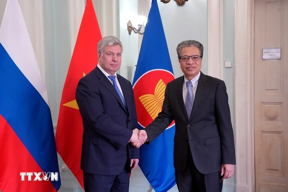 Đại sứ Đặng Minh Khôi (bên phải) và Thống đốc tỉnh Ulyanovsk Aleksey Yurevich Russkich. (Ảnh: Quang Vinh/TTXVN)