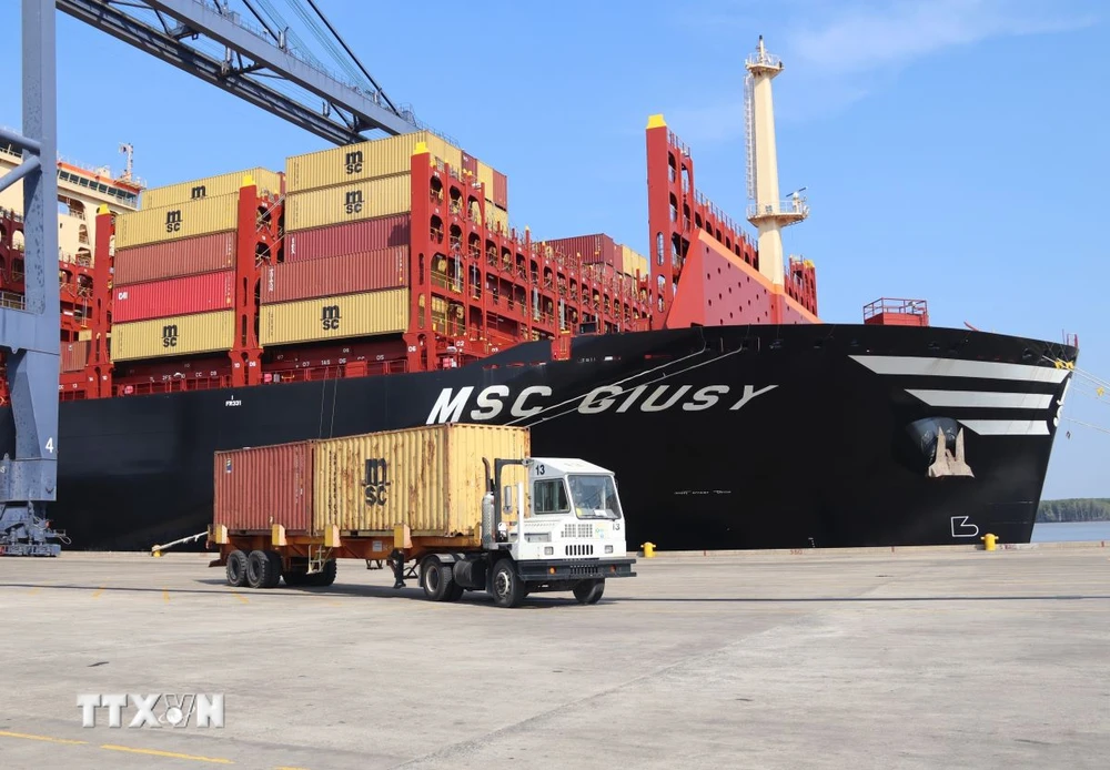 Tàu MSC Giusy có trọng tải hơn 170.000 DWT, mớn nước 16 mét làm hàng tại Cảng quốc tế SP-SSA sáng 11/4/2024. (Ảnh: Huỳnh Sơn/TTXVN)