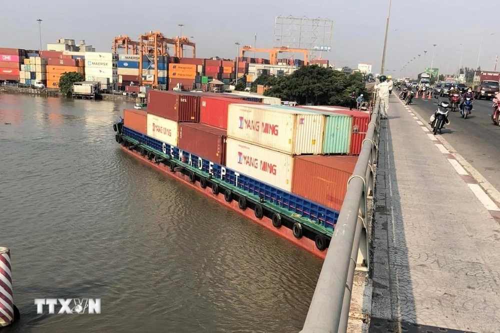 Tàu Phước Long 72 chở container số hiệu SG9838 trọng tải 4.600 tấn bị mắc kẹt dưới cầu Đồng Nai. (Ảnh: TTXVN phát)