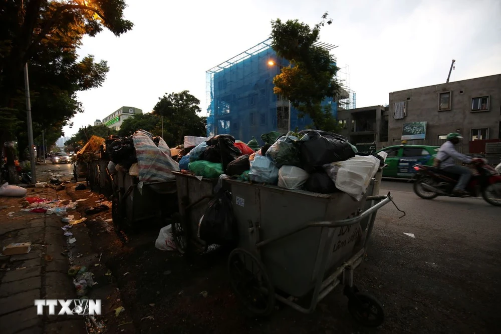 Một điểm thu gom rác thải ở Hà Nội. (Ảnh: Hoàng Nguyên/TTXVN Phát)