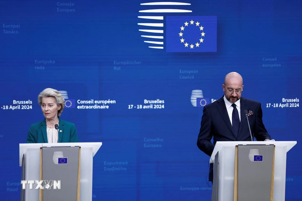 Chủ tịch Ủy ban châu Âu Ursula von der Leyen (trái) và Chủ tịch Hội đồng châu Âu Charles Michel trong cuộc họp báo kết thúc Hội nghị thượng đỉnh bất thường của EU. (Ảnh: AFP/TTXVN)