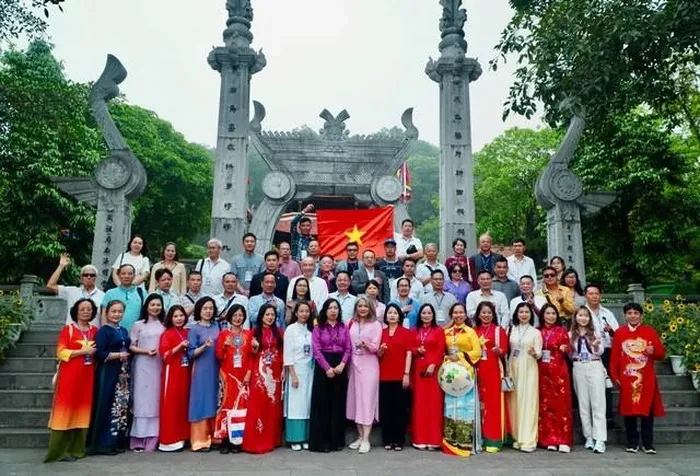 Đoàn chụp ảnh lưu niệm trước Đền Quốc Tổ Lạc Long Quân. (Nguồn: Báo Người Lao động)