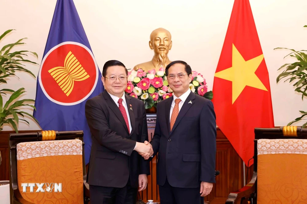 Bộ trưởng Ngoại giao Bùi Thanh Sơn tiếp Tổng Thư ký ASEAN Kao Kim Hourn. (Ảnh: Doãn Tấn/TTXVN)