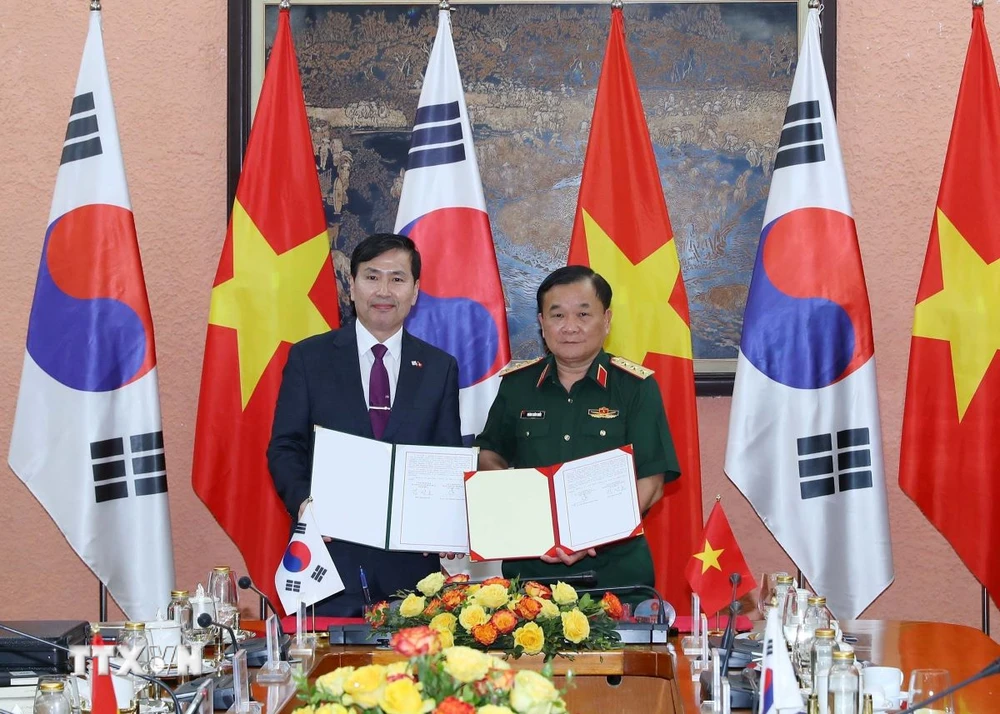 Thượng tướng Hoàng Xuân Chiến, Thứ trưởng Bộ Quốc phòng và Thứ trưởng Bộ Quốc phòng Hàn Quốc Kim Seon Ho ký kết biên bản Đối thoại Chính sách quốc phòng Việt Nam-Hàn Quốc lần thứ 11. (Ảnh: Trọng Đức/TTXVN)