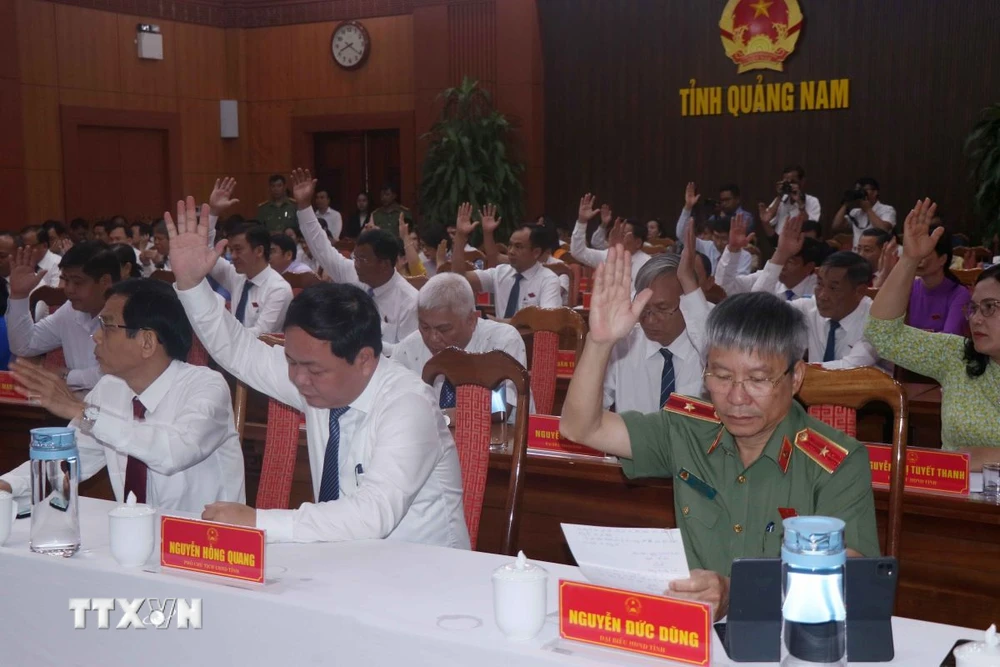 Các đại biểu biểu quyết tại kỳ họp thứ 21, Hội đồng Nhân dân tỉnh Quảng Nam khóa X, nhiệm kỳ 2021-2026, hôm 8/4. (Ảnh: Đoàn Hữu Trung/TTXVN)