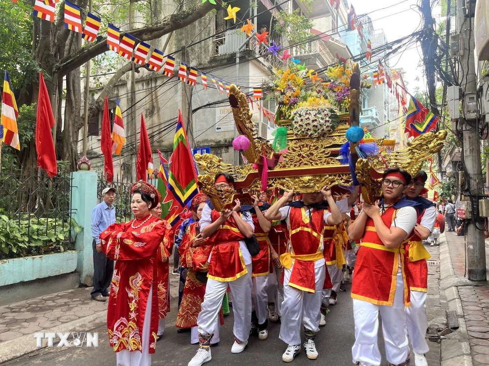 Rước kiệu trong lễ hội truyền thống Thăng Long Tứ Trấn-đền Kim Liên (Hà Nội). (Ảnh: Minh Ngọc/TTXVN phát)