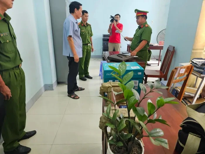 Cơ quan Điều tra đọc lệnh bắt và khám xét đối với ông Đào Văn Ngọc. (Nguồn: Báo Tiền Phong)