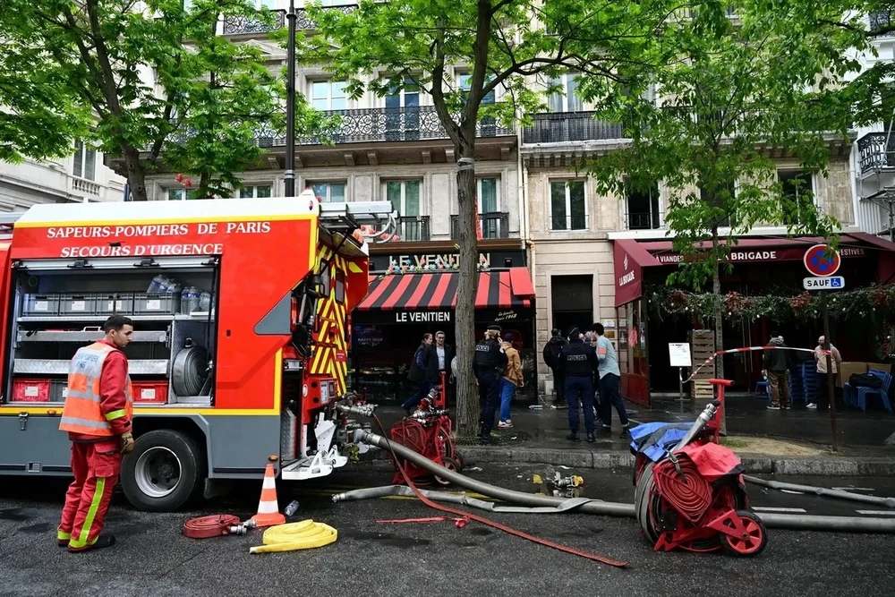 Lực lượng cứu hỏa có mặt tại vụ cháy căn hộ ở tầng 7 gần Nhà hát Opera Garnier. (Nguồn: AFP)