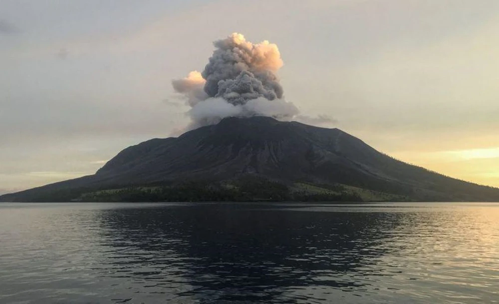 Núi lửa Ruang nằm ngoài khơi đảo Sulawesi ở Indonesia tiếp tục phun tro bụi và dung nham vào sáng 30/4. (Nguồn: Reuters)