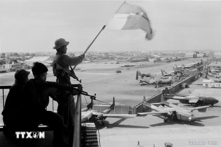 Cờ giải phóng tung bay trên sân bay Tân Sơn Nhất, ngày 30/4/1975. (Ảnh: Quang Thành/TTXVN)