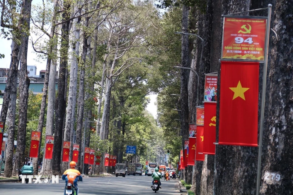 Băngrôn, khẩu hiệu được treo dọc khắp tuyến đường Trần Phú, quận 5, Thành phố Hồ Chí Minh nhằm chào mừng kỷ niệm Ngày Giải phóng miền Nam, thống nhất đất nước. (Ảnh: Thu Hương/TTXVN)