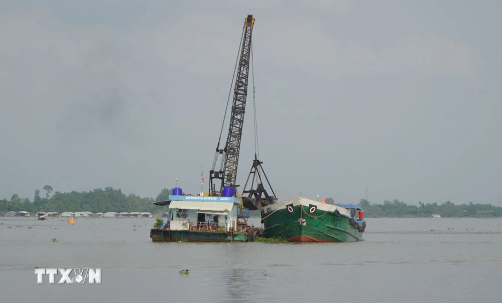 Phương tiện khai thác khoáng sản (cát) trên sông Tiền, đoạn thuộc huyện Châu Thành, tỉnh Đồng Tháp. (Ảnh: Nhựt An/TTXVN)