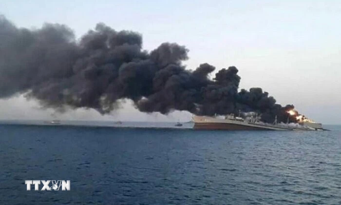 Khói bốc lên ngùn ngụt từ con tàu bị lực lượng Houthi tấn công trên Biển Đỏ. (Ảnh: IRNA/TTXVN)