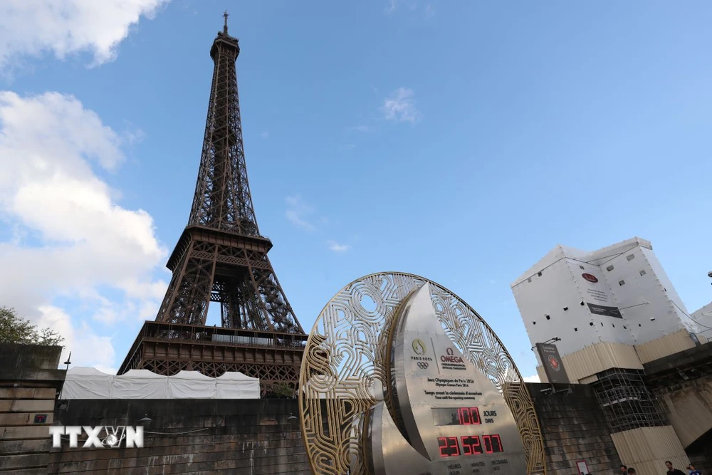 Đồng hồ đếm ngược tới thời điểm khai màn Olympic Paris 2024. (Ảnh: THX/TTXVN)