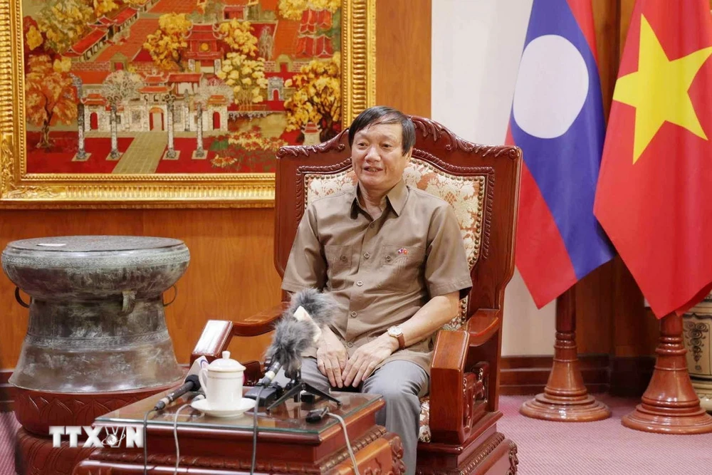 Ông Nguyễn Bá Hùng, Đại sứ Việt Nam tại Lào trả lời phóng viên báo chí nhân dịp kỷ niệm 70 năm Chiến thắng Điện Biên Phủ. (Ảnh: Đỗ Bá Thành/TTXVN)