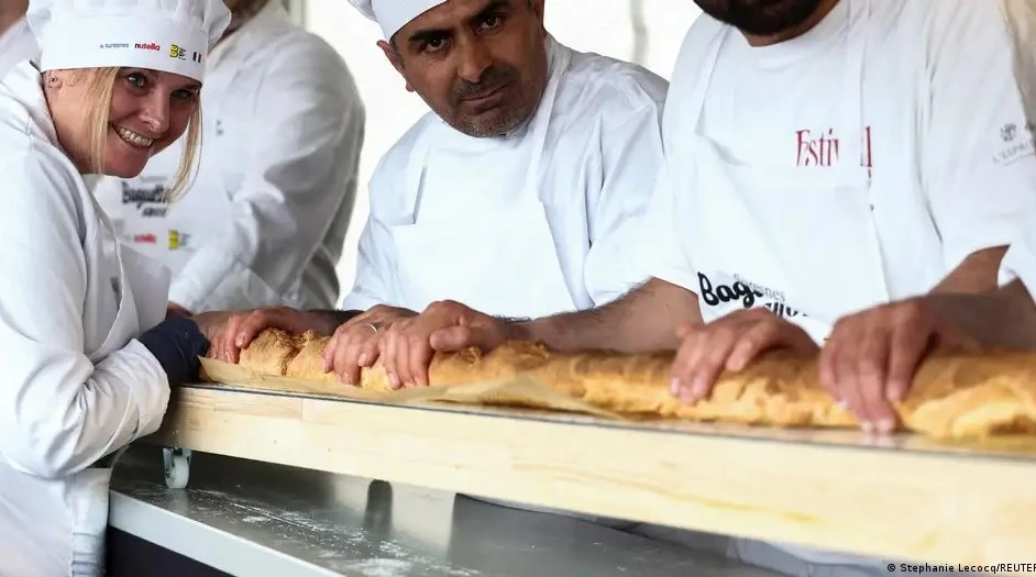 Kỷ lục bánh mỳ baguette dài nhất thế giới. (Nguồn: Reuters)