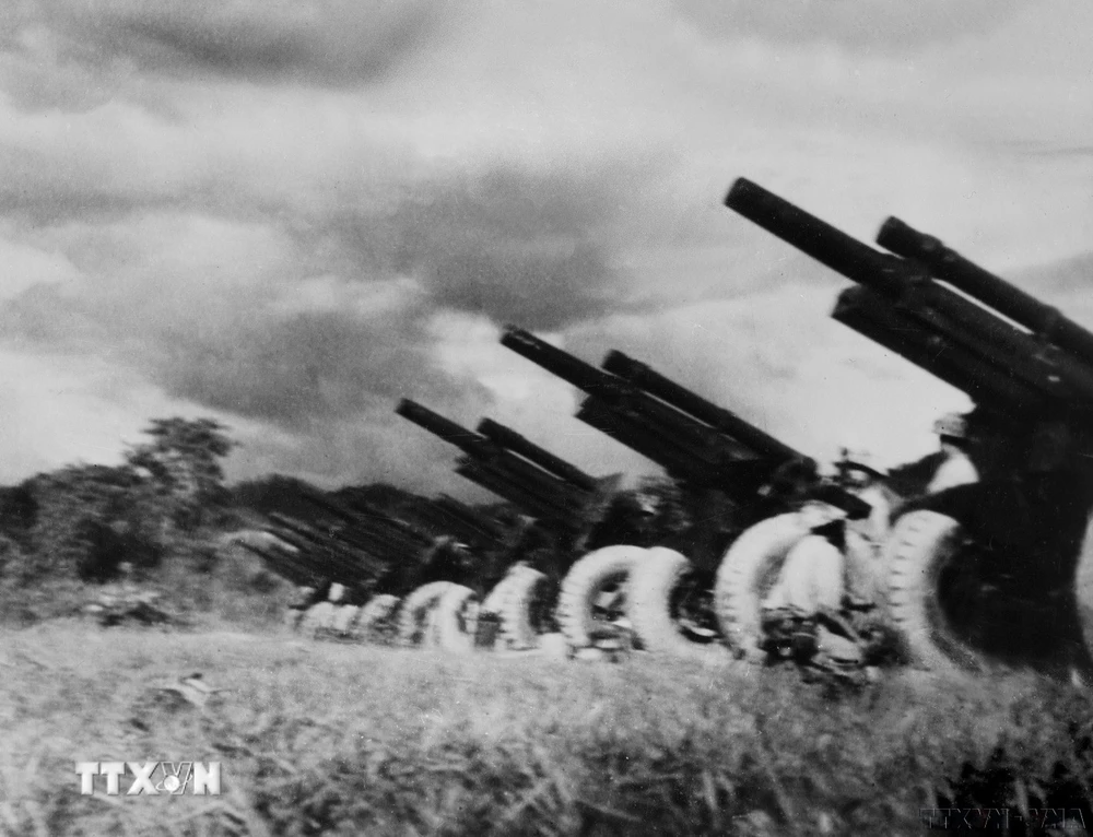 Lần đầu tiên, lực lượng pháo binh được huy động với mức cao nhất, gồm Trung đoàn 45 lựu pháo 105 ly, Trung đoàn 675 sơn pháo 75 ly (thuộc Đại đoàn công pháo 351) và các tiểu đoàn pháo trong biên chế của các đại đoàn, trung đoàn chủ lực tham gia chiến dịch. (Ảnh: Tư liệu TTXVN)