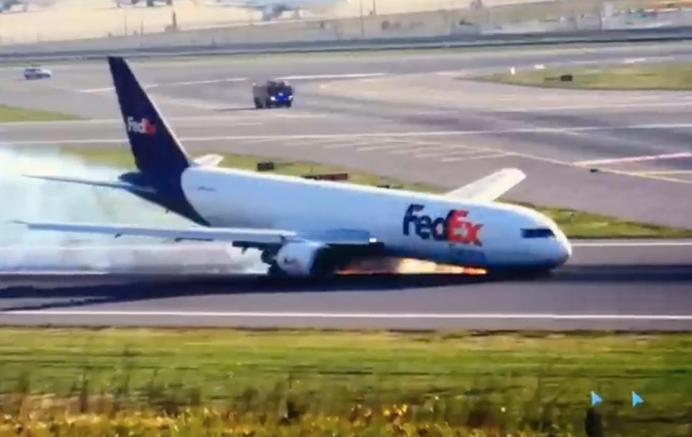 Máy bay của FedEx Express hạ cánh khẩn cấp. (Nguồn: AA)