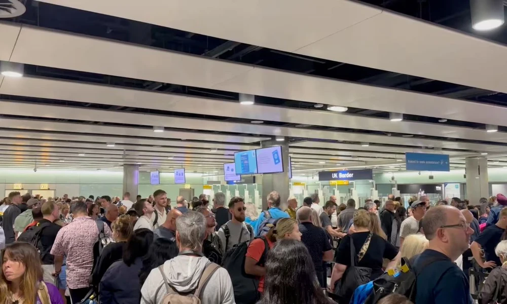 Rất đông hành khách phải chờ đợi nhập cảnh vì sự cố ở sân bay Heathrow. (Nguồn: Reuters)