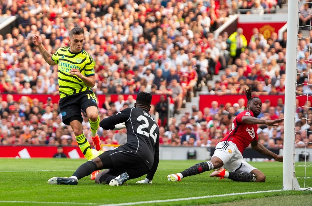 Leandro Trossard ghi bàn giúp Arsenal đánh bại Manchester United. (Nguồn: Getty Images)