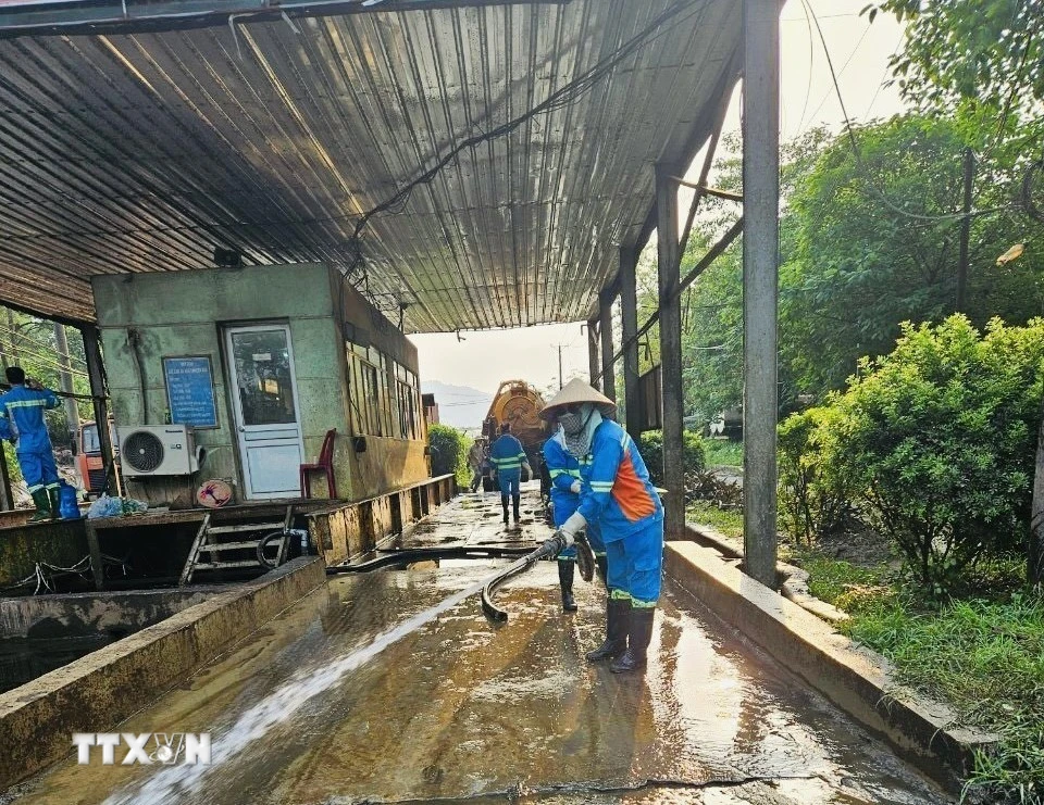 Hà Nội cơ bản khắc phục sự cố sạt lở bao ô lưu chứa bùn tại bãi rác Nam Sơn. (Ảnh: Minh Nghĩa/TTXVN)