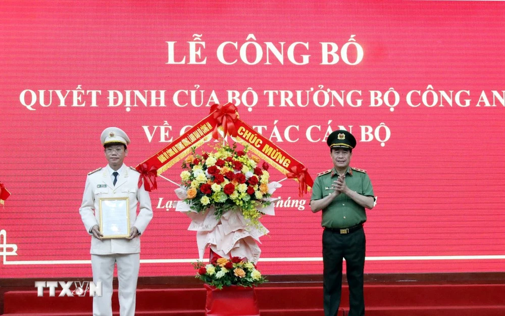 Trung tướng Lê Quốc Hùng, Thứ trưởng Bộ Công an thay mặt Lãnh đạo Bộ trao quyết định và chúc mừng Đại tá Vũ Như Hà được điều động, bổ nhiệm làm Giám đốc Công an tỉnh Lạng Sơn. (Ảnh: TTXVN phát)