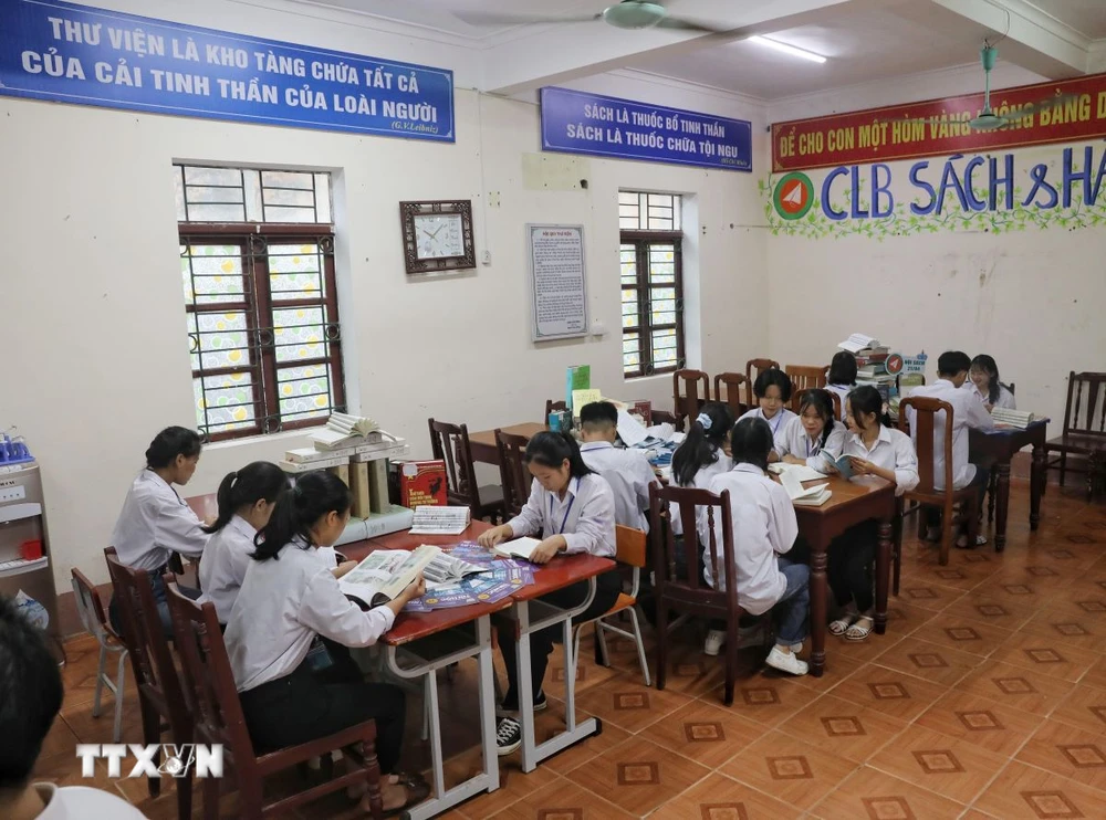 Học sinh trường THPT Lạng Giang số 3 đọc sách tại thư viện nhà trường. (Ảnh: Danh Lam/TTXVN)