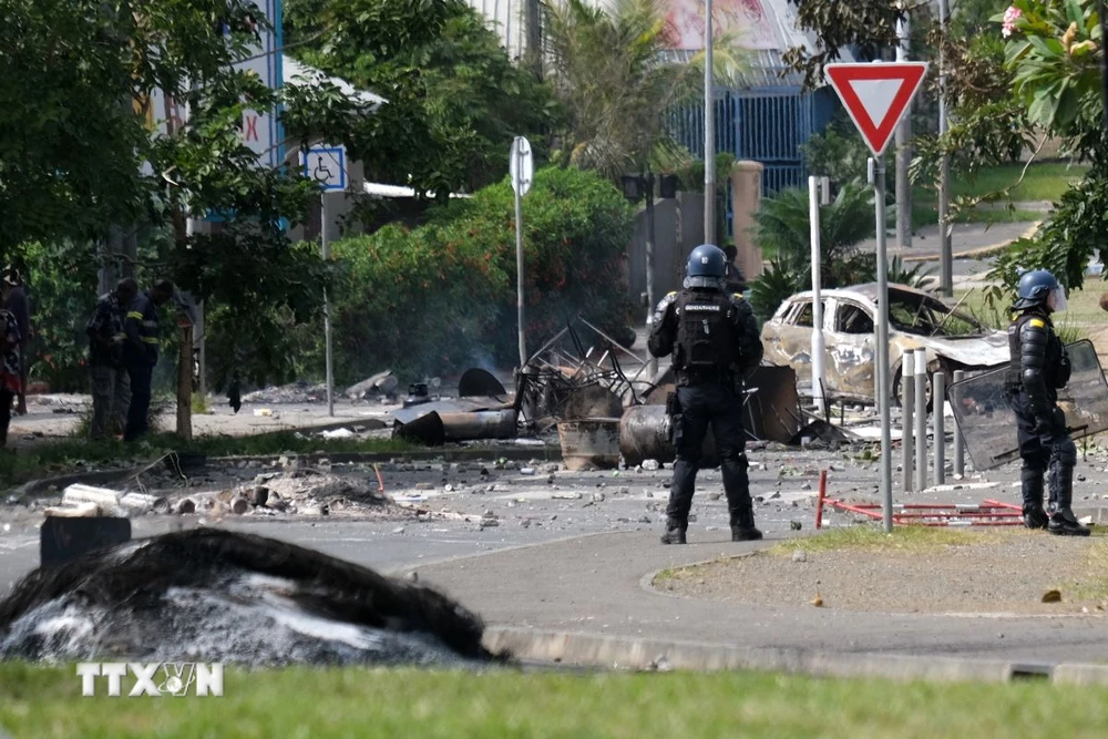 Cảnh sát được triển khai tại thủ phủ Noumea nhằm ngăn cuộc biểu tình bạo loạn phản đối dự luật điều chỉnh một số quy định đối với vùng lãnh thổ New Caledonia thuộc Pháp, ngày 14/5/2024. (Ảnh: AFP/TTXVN)