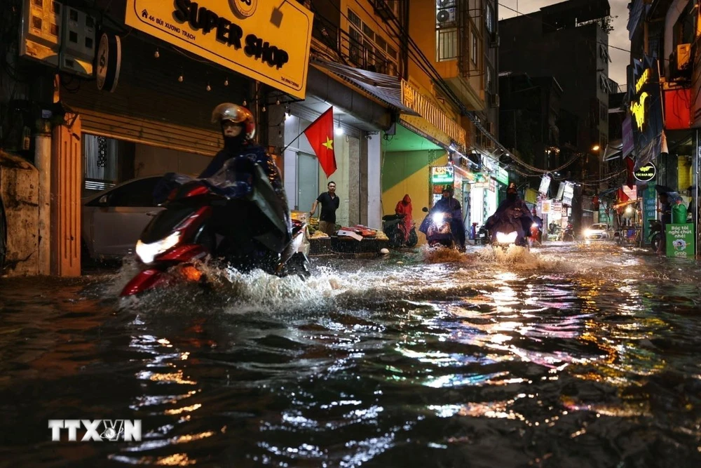 Mưa lớn gây ngập trên phố Bùi Xương Trạch, quận Thanh Xuân. (Ảnh: Tuấn Anh/TTXVN)