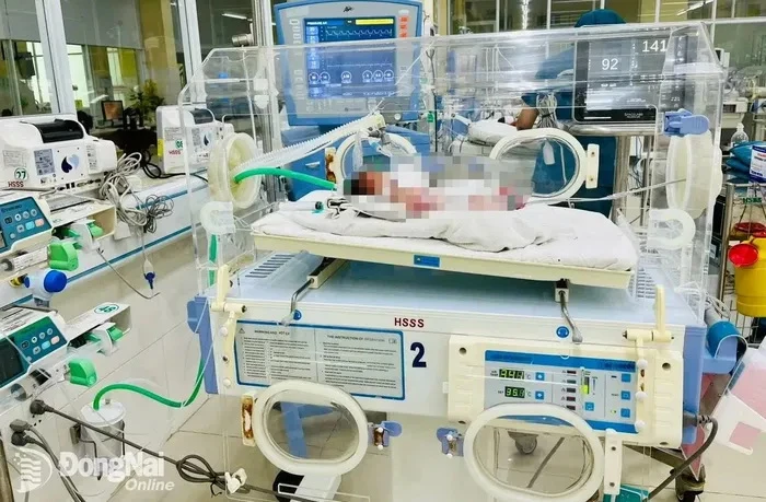 Em bé đang được theo dõi, điều trị tại Bệnh viện Nhi đồng Đồng Nai. (Nguồn: Báo Đồng Nai)