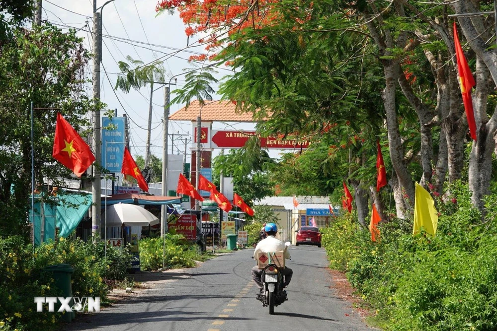 “Đường cờ Tổ quốc” tại xã Trường Xuân A, huyện Thới Lai vừa mới khánh thành. (Ảnh: TTXVN phát)