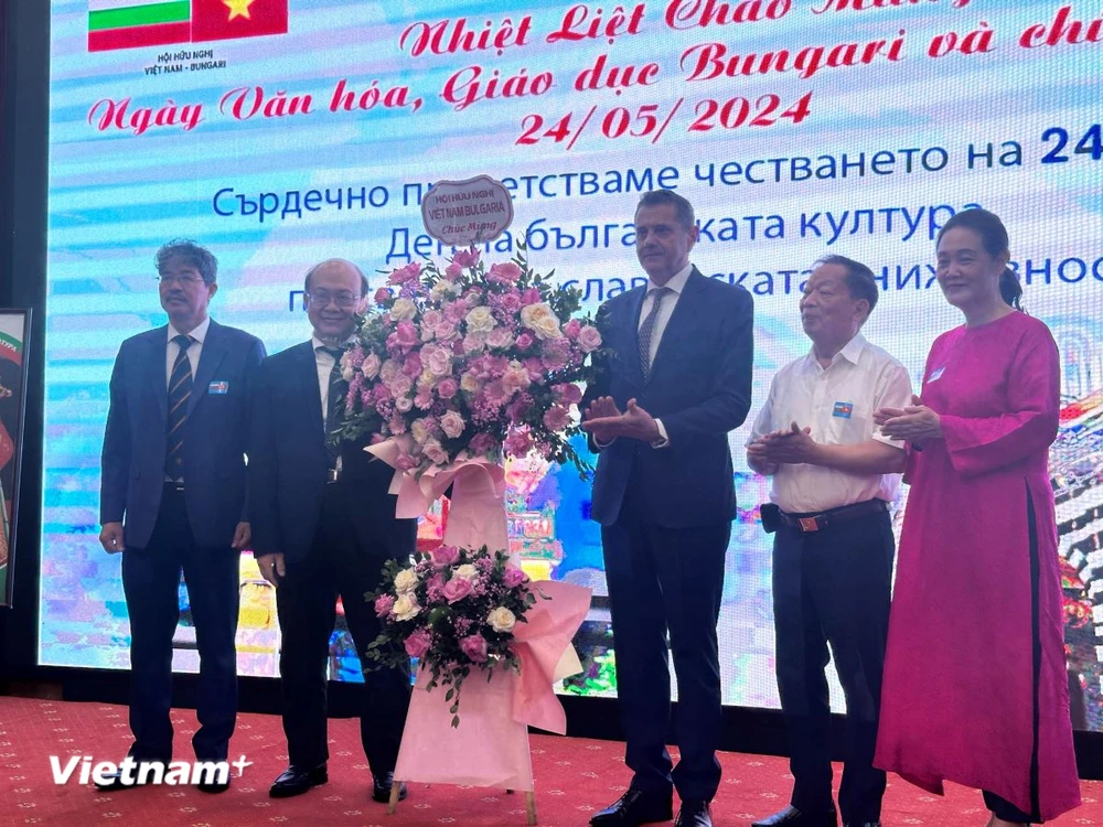 Hội hữu nghị Việt Nam-Bulgaria tặng hoa chúc mừng Đại sứ Bulgaria Pavlin Todorov nhân Ngày văn hóa, giáo dục Bulgaria và chữ viết Slav (Ảnh: Việt Đức/Vietnam+)