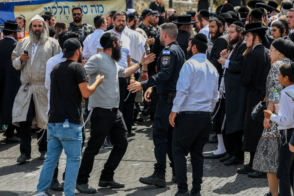 Cảnh sát Israel và những người hành hương đụng độ tại địa điểm tổ chức lễ đốt lửa Lag b'Omer, Meron. (Nguồn: Times of Israel)