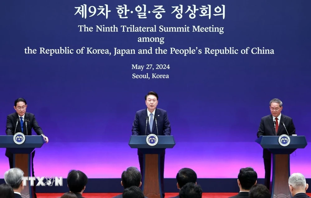 Tổng thống Hàn Quốc Yoon Suk Yeol (giữa), Thủ tướng Trung Quốc Lý Cường (phải) và Thủ tướng Nhật Bản Kishida Fumio trong cuộc họp báo tại Hội nghị thượng đỉnh ba bên ở Seoul, Hàn Quốc, ngày 27/5. (Ảnh: Yonhap/TTXVN)