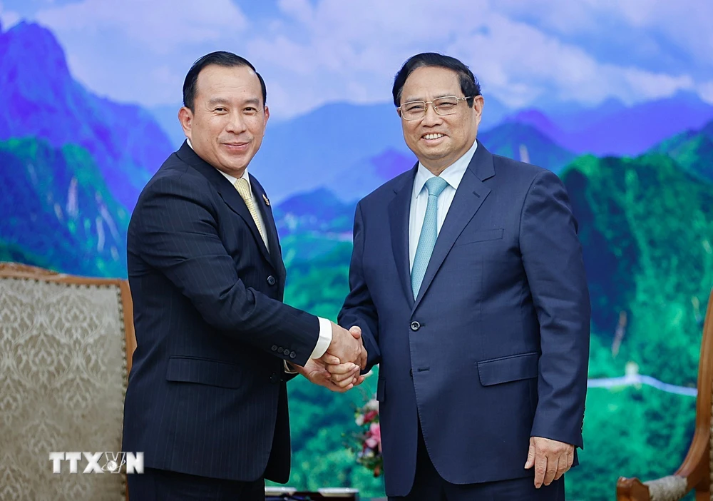 Thủ tướng Phạm Minh Chính tiếp Bộ trưởng Thanh tra Campuchia Huot Hak. (Ảnh: Dương Giang/TTXVN)
