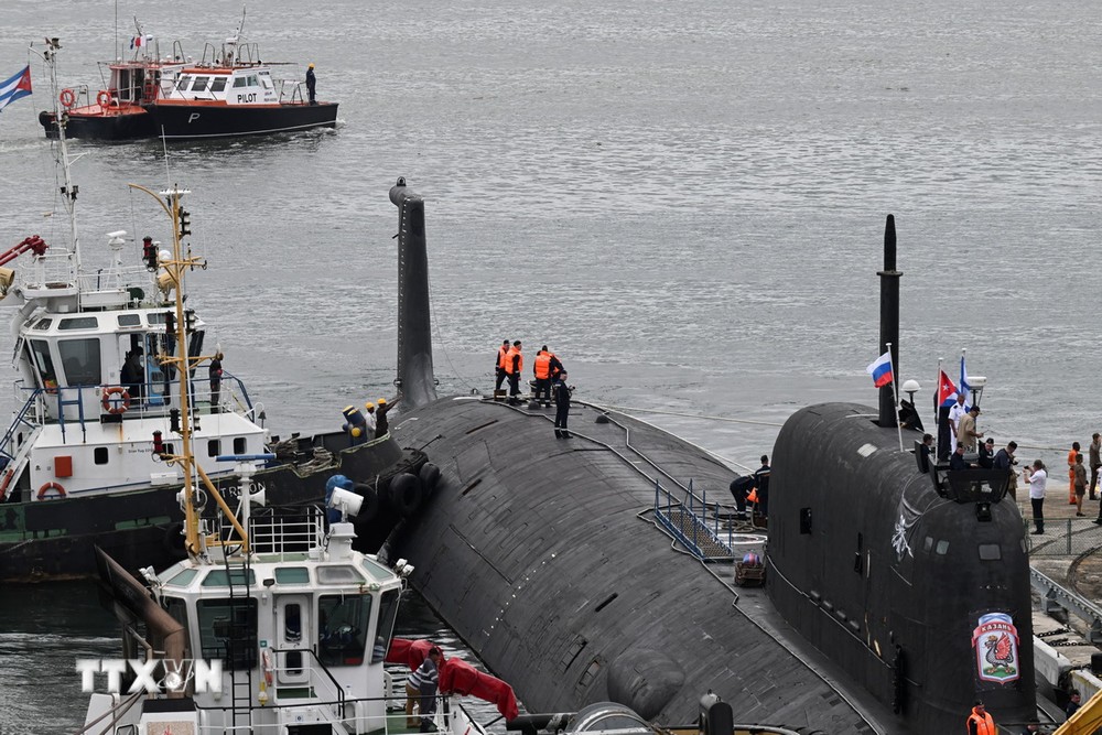 Tàu ngầm chạy bằng năng lượng hạt nhân Kazan của Hải quân Nga neo tại cảng ở La Habana, Cuba, ngày 12/6/2024. (Ảnh: AFP/TTXVN)